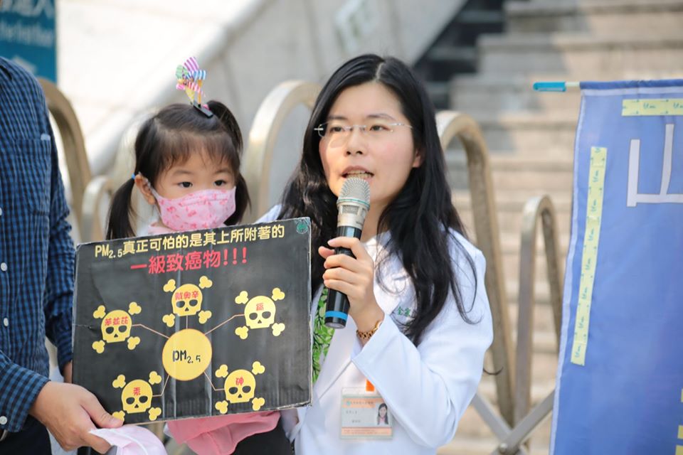 大肚山改善空污協會賴怡均醫師表示，今天的判決是一個好的開始，讓臺中市政府環保局能夠重新詳加審查中龍鋼鐵的廢棄物增量的狀況。（照片來源：廖家瑞）