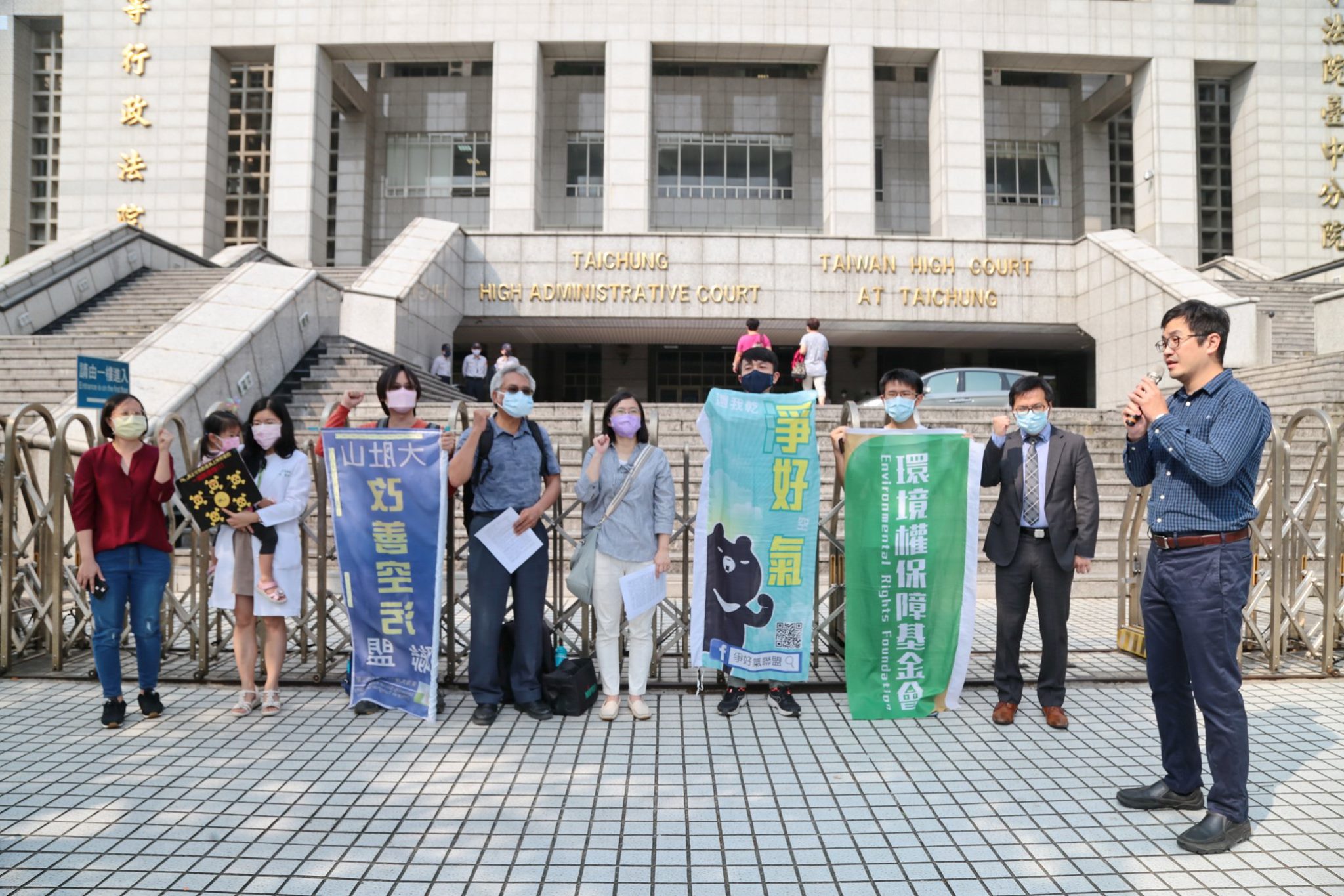 在地居民及公民團體在台中高等法院前就中龍鋼鐵訴訟勝利舉辦記者會（照片來源：廖家瑞）