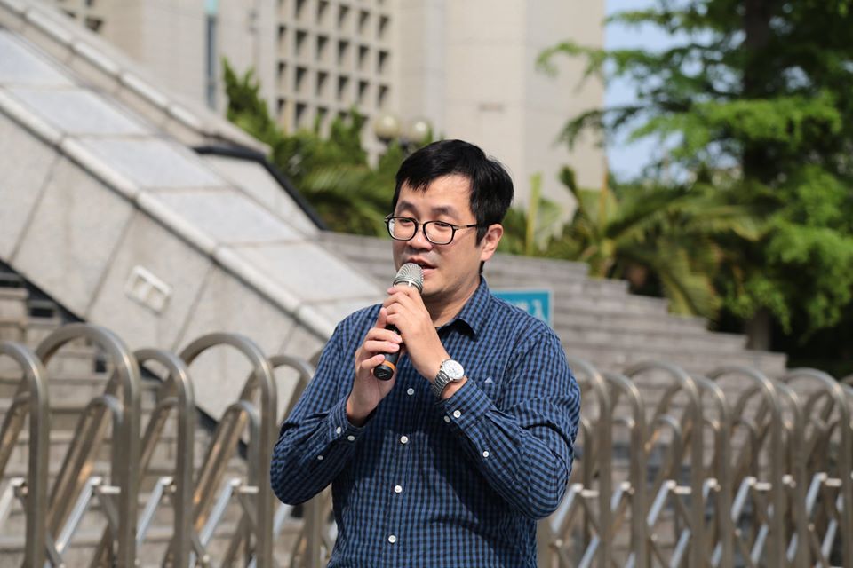 環境權保障基金會台中辦公室主任鍾瀚樞，肯定臺中高等行政法院的判決，中龍鋼鐵有毒廢棄物扣除含水率，總量依舊暴增超過原來核可量10%，依法應該重做環境影響評估。（照片來源：廖家瑞）