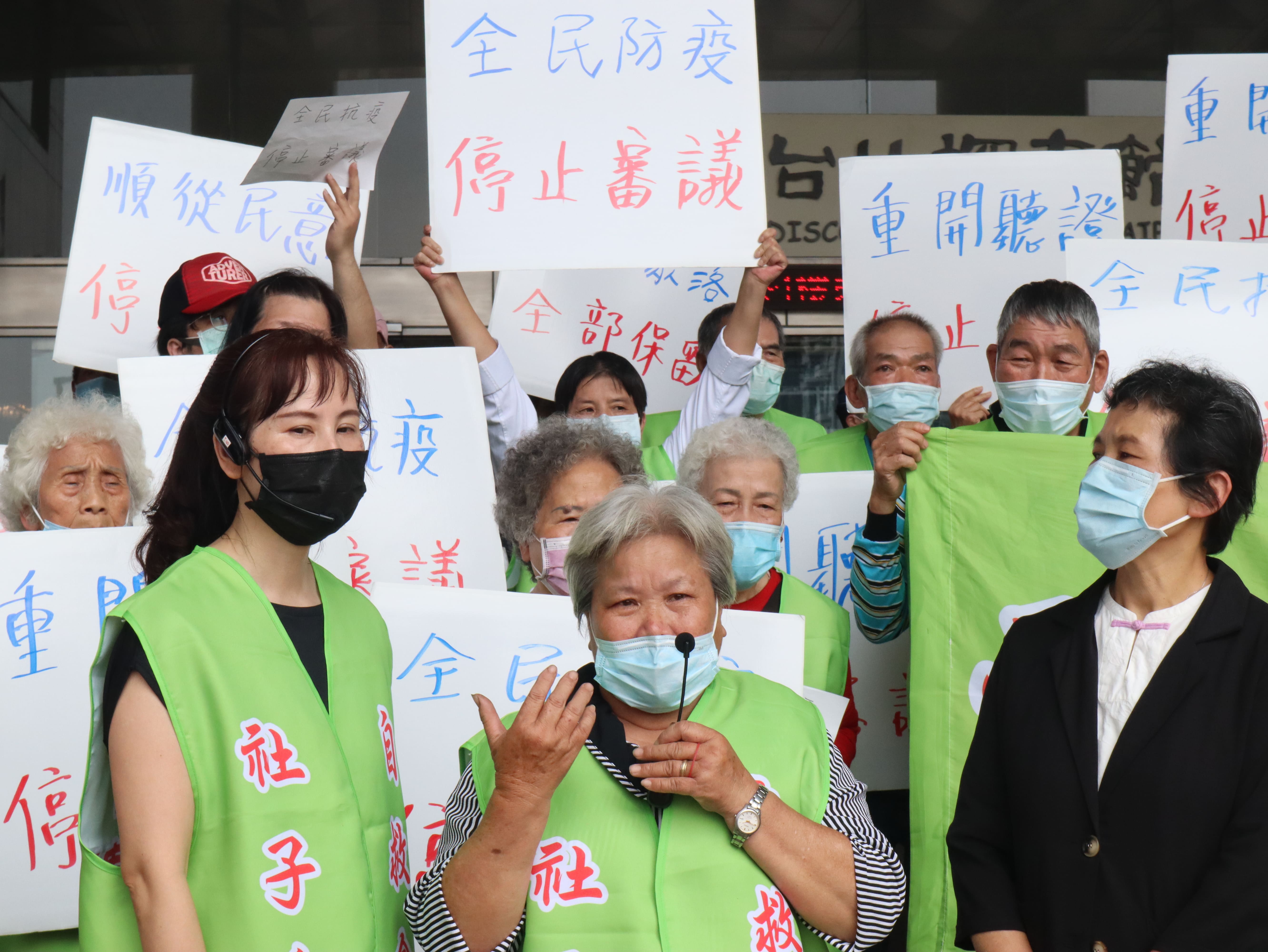 社子島居民洪阿嬤表示，我們房子自己的、土地也是自己的。今天市政府要區段徵收沒有問過居民，我們也不同意，今天把我們房子拆掉，是要大家住哪裡？