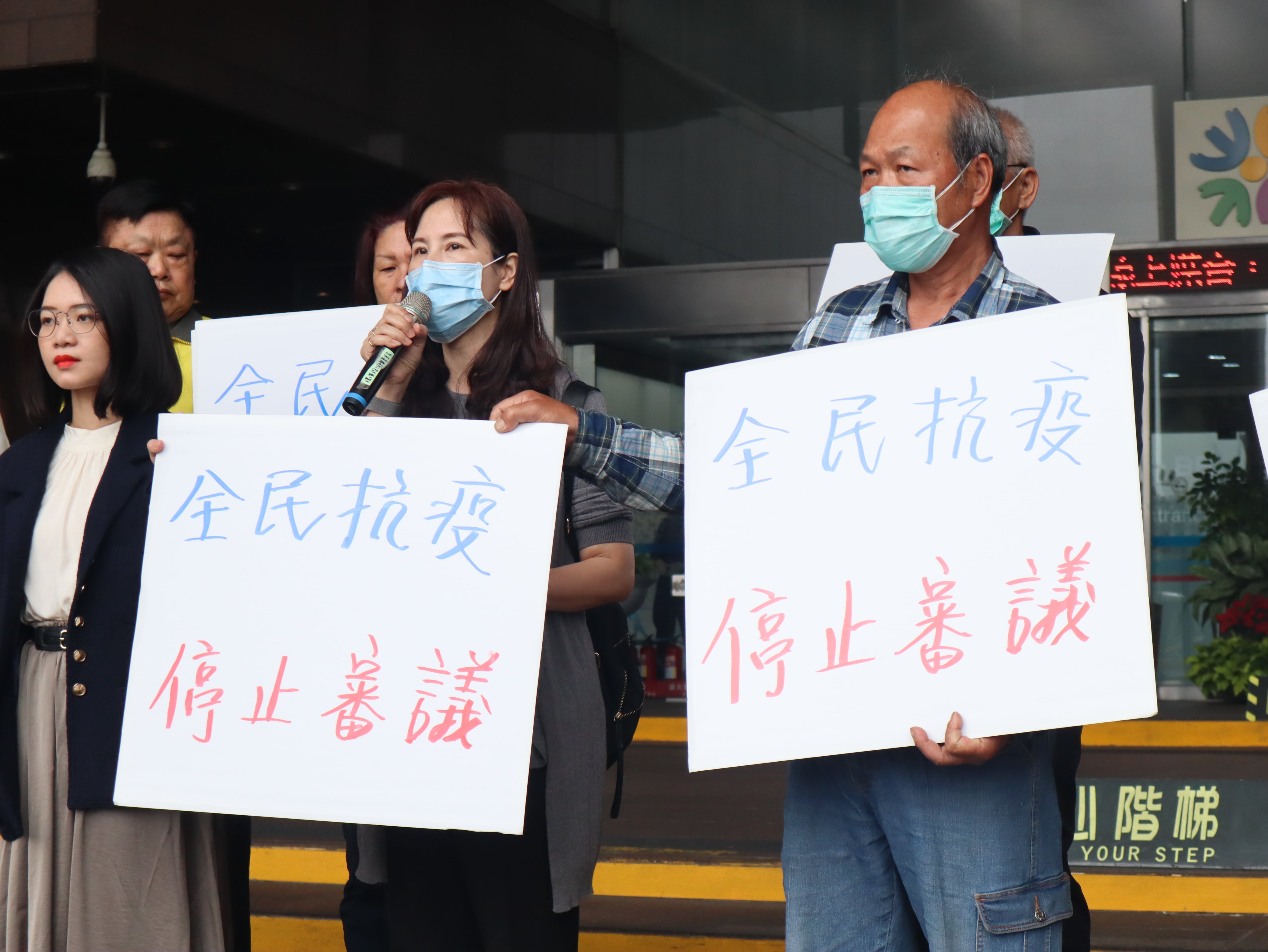 社子島自救會發言人李華萍表示上次會議委員提出的眾多質疑市府仍無法回應說明，不應該倉促開會