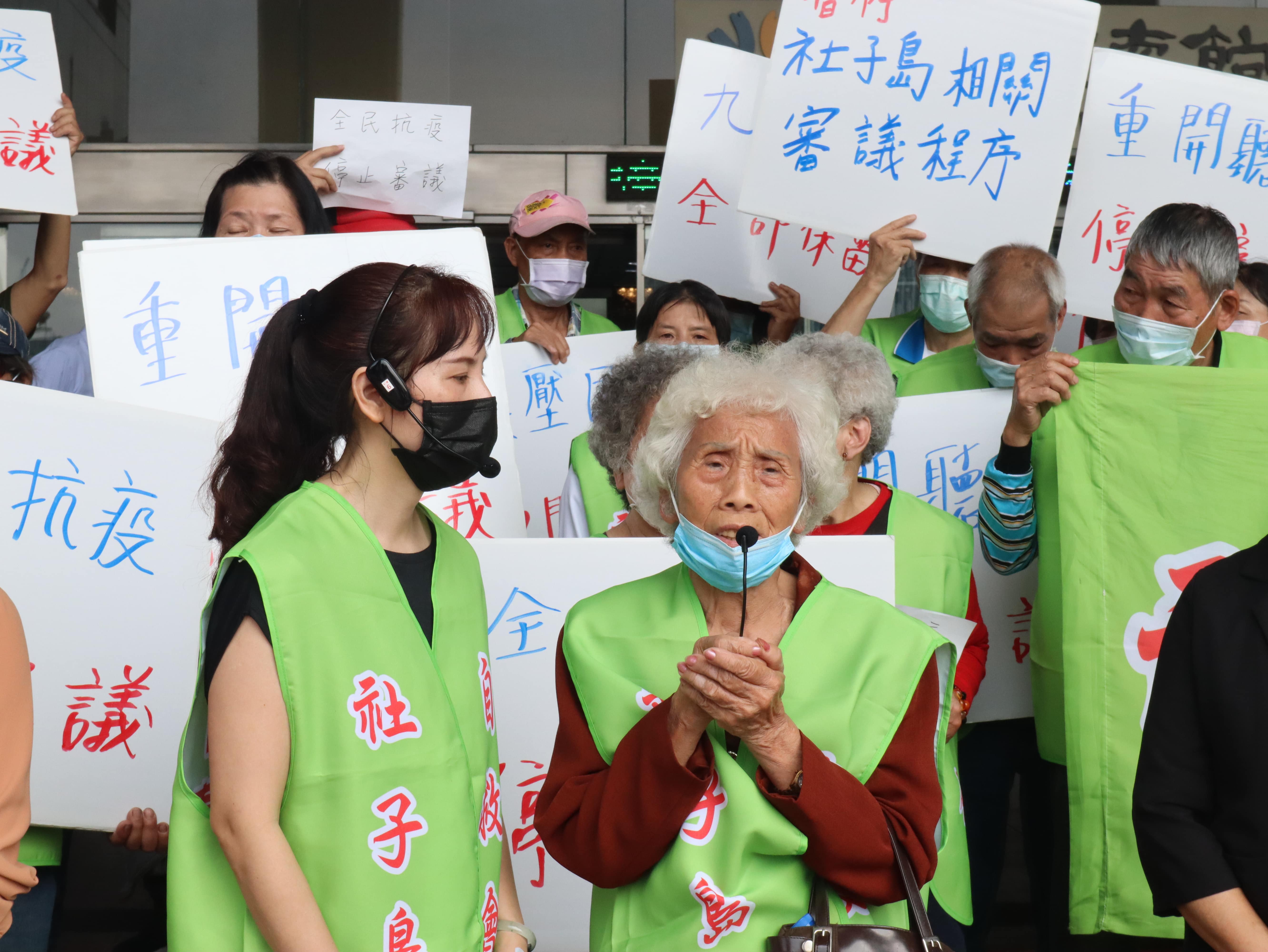 社子島居民陳阿嬤表示，土地是我們的，房子是我們的，憑什麼要來搶我們的財產。