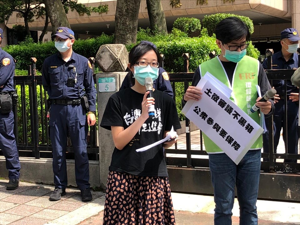 台灣人權促進會居住權專員余宜家指出，航空城區段徵收計畫書內的安置計畫相當簡陋，不僅看不到逐戶的安置清冊，亦無徵收對既有產業與就業人口的衝擊（照片來源：台權會）