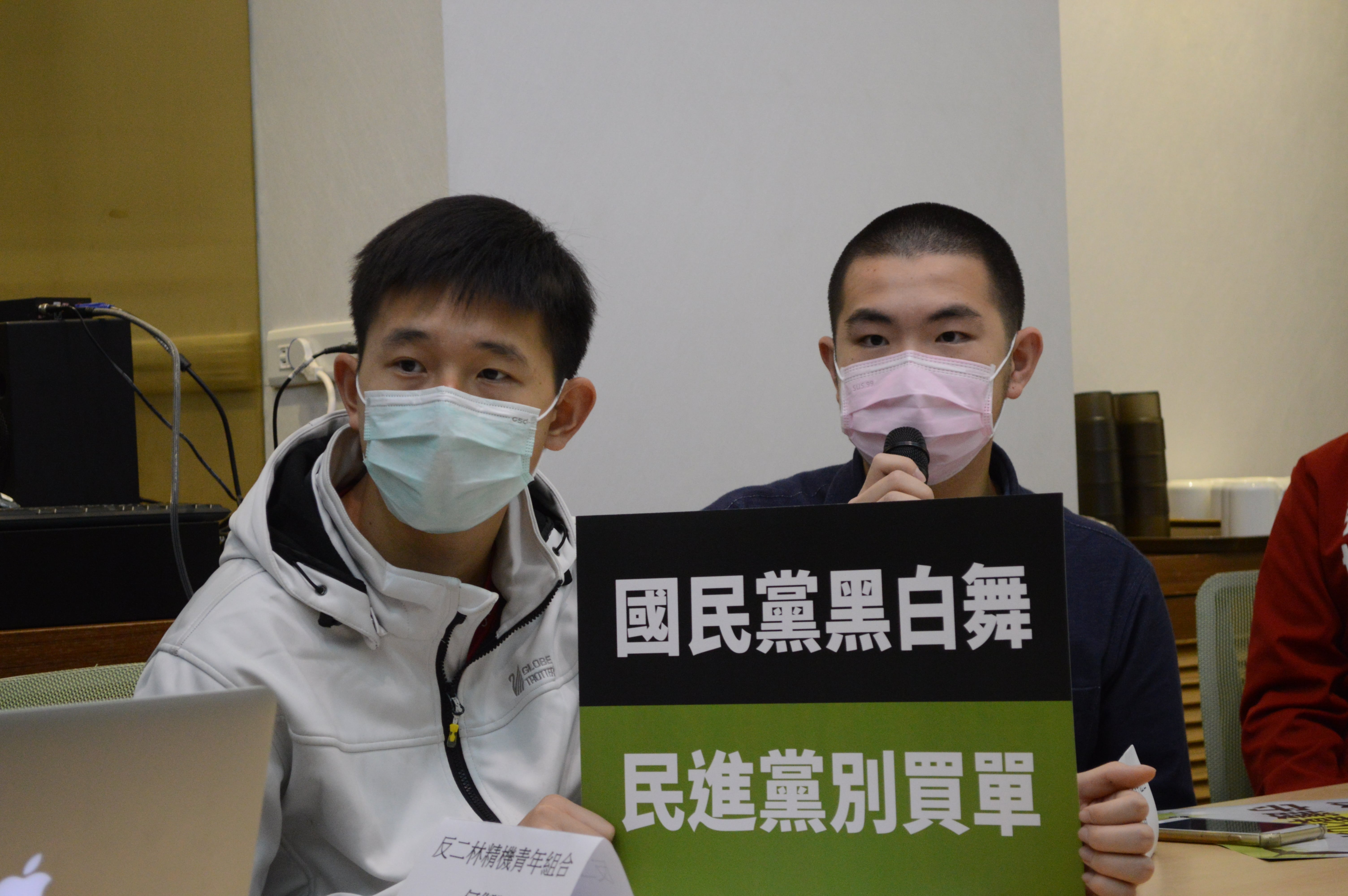 李宇翔指出青年們強烈反對錯誤的產業政策，讓一個沒有區位優勢、沒有急迫必要的工業區，去剝奪本來相當優質的農地。