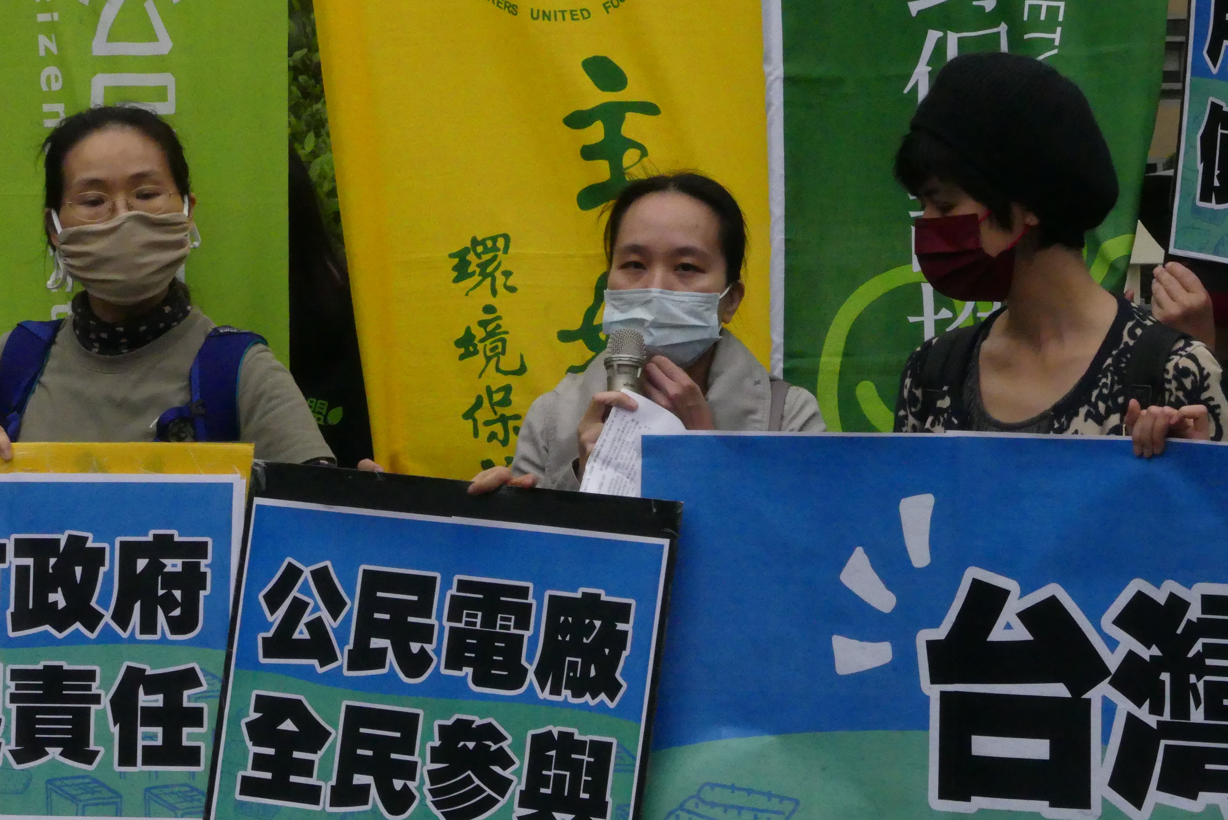 主婦聯盟環境保護基金會主任吳心萍指出，扭轉民間社會對地面型光電的負面觀感，就是打破壟斷，推動「公民電廠」，加速鼓勵公民參與。呼籲經濟部要求用電大戶負起購買或使用綠電責任。（照片來源：李宇恩攝）