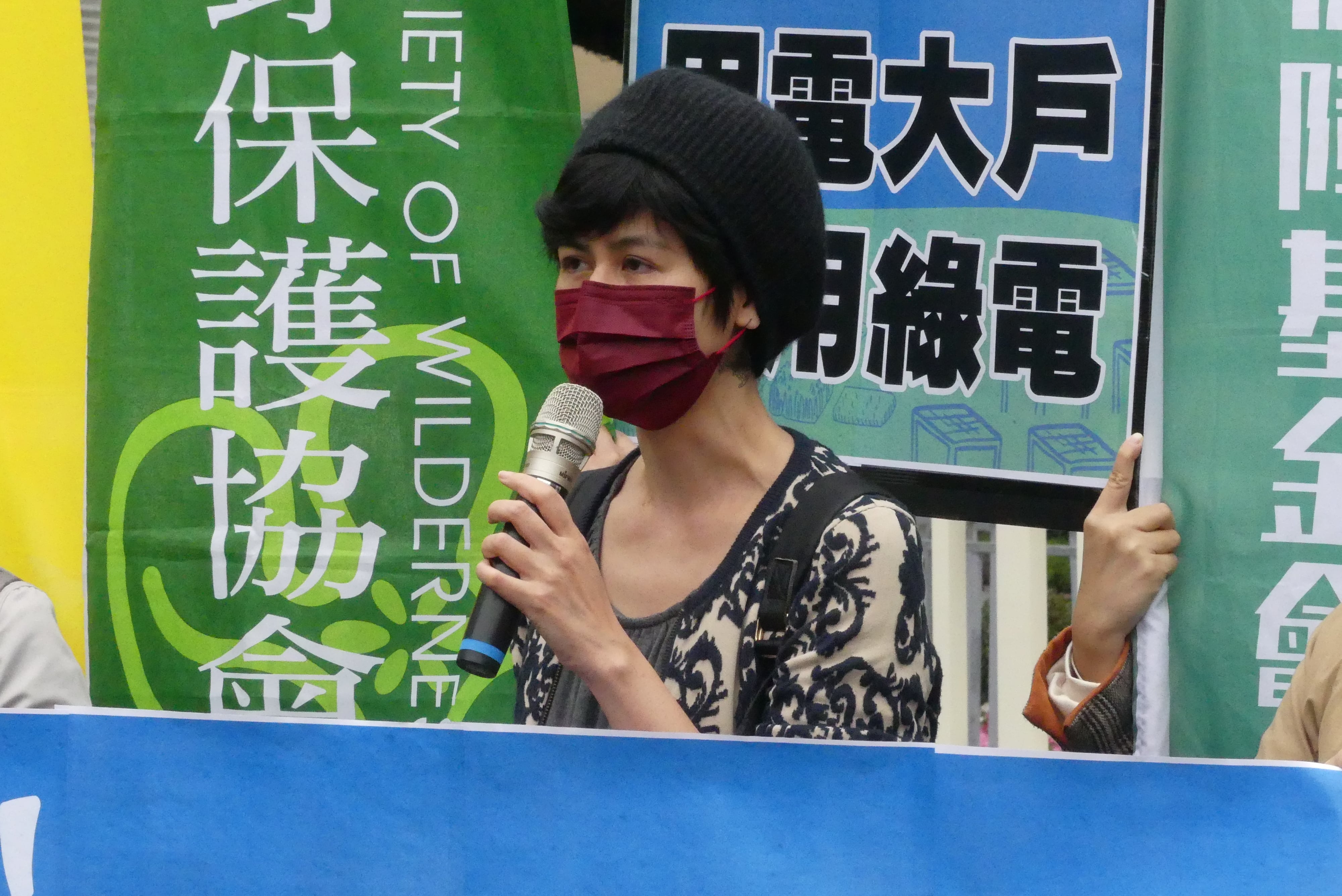 台灣環境規劃協會執行長陳郁屏指出，請政府優先推動屋頂型光電，提高目標。暫緩爭議案件，建立環社檢核審查機制。（照片來源：李宇恩攝）