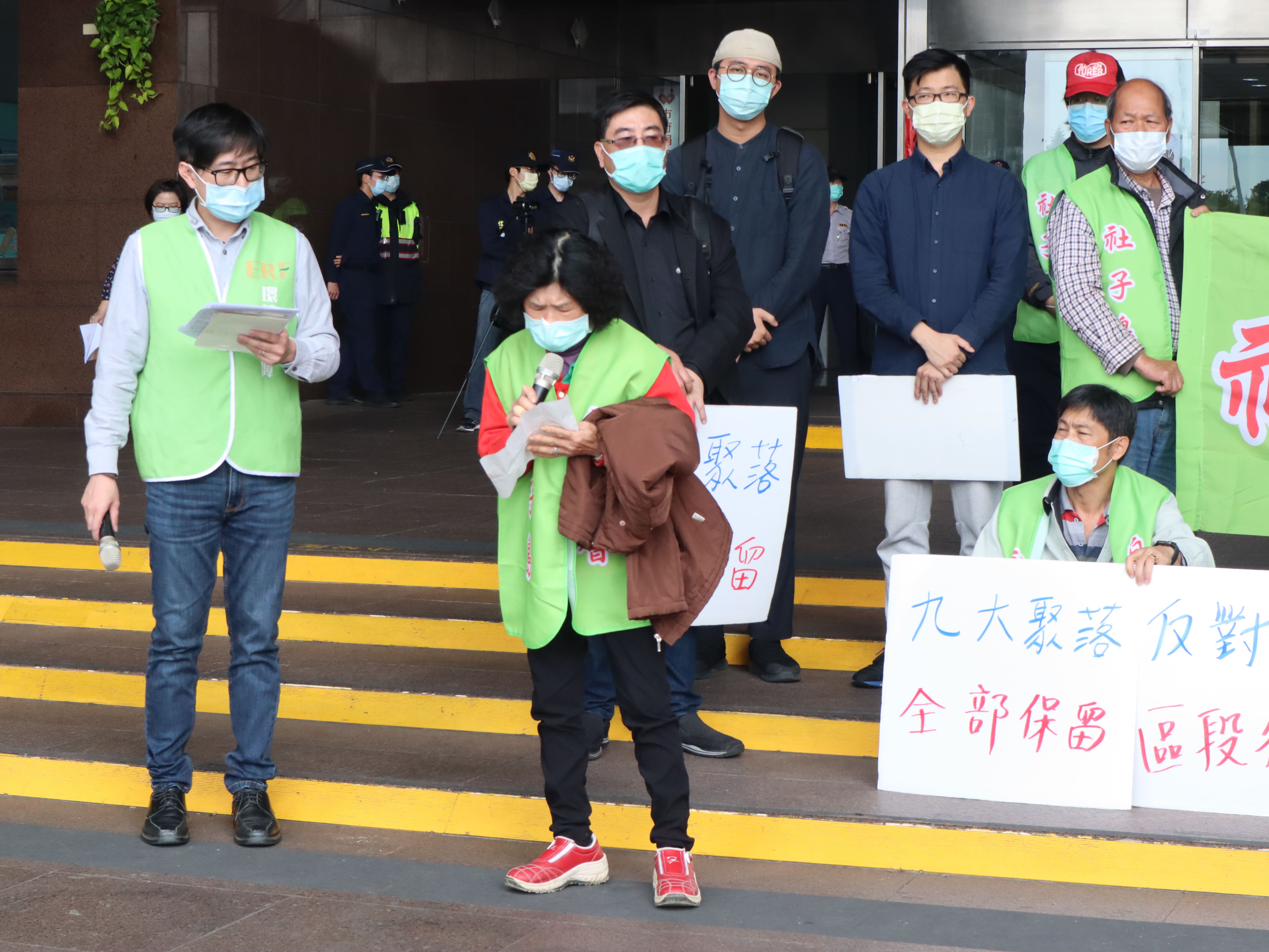 居民楊莊月意說：「我們對這片土地有感情，是祖先留下來的！我們要原地改建」