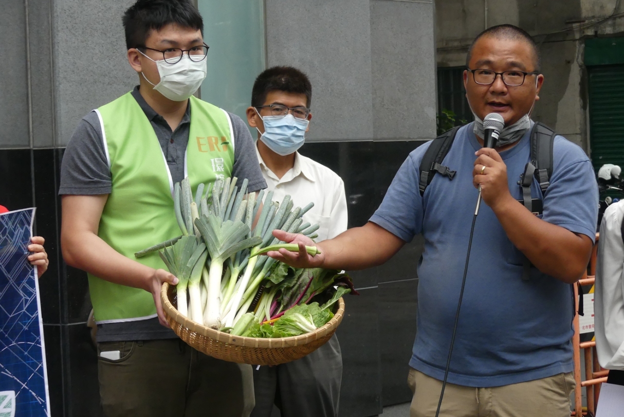 中崎永傳農場農民林曉佑指出，高雄中崎農場為台灣第一個公設有機專區，我們應該想想要留給下一代什麼的面貌，經濟發展和環境和農業不應該是一個零合賽局。