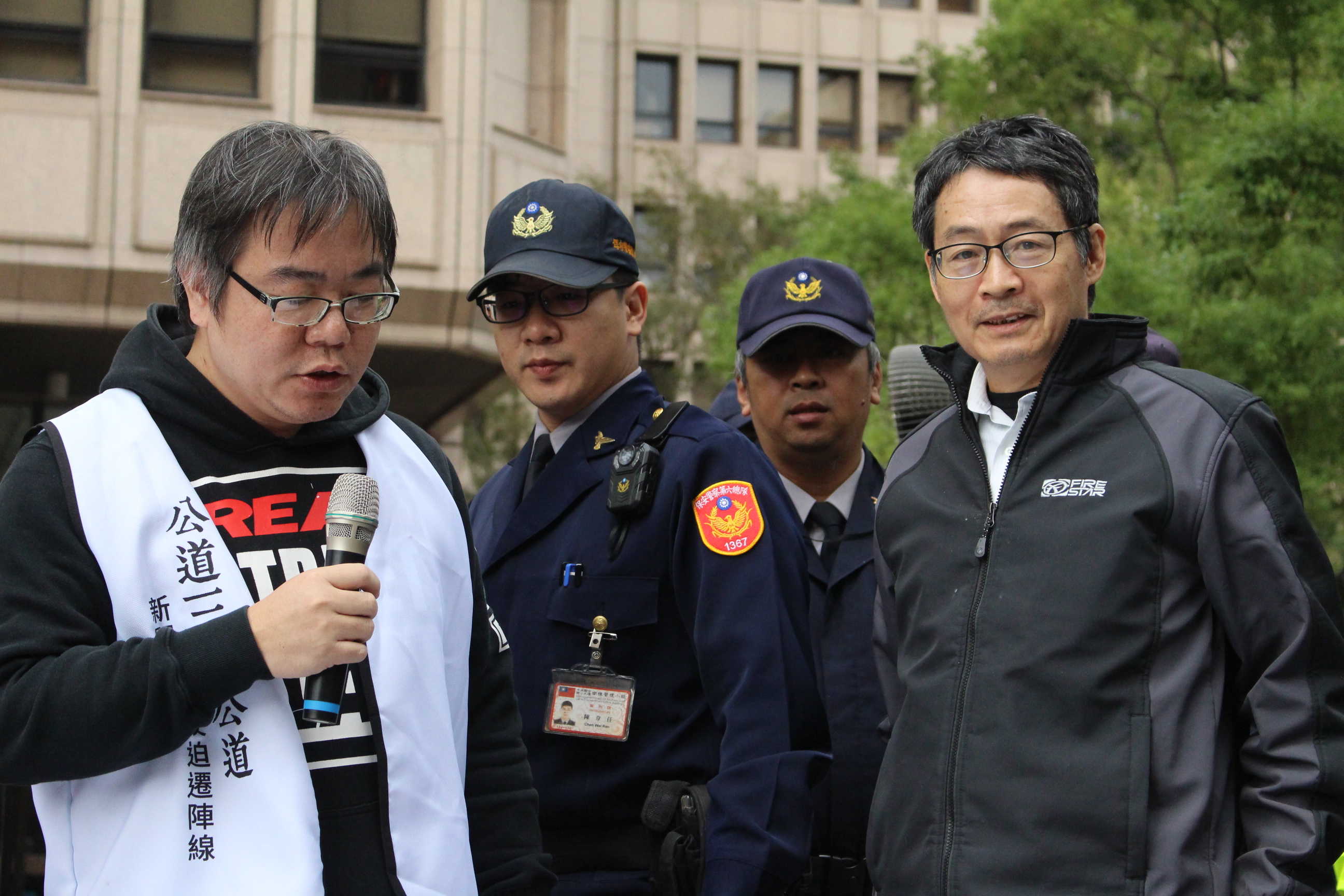 內政部營建署都市計畫組組長陳興隆出面接下公民團體陳情，但針對民團提問僅表示「我們會慎重考量，沒辦法現在回覆。」