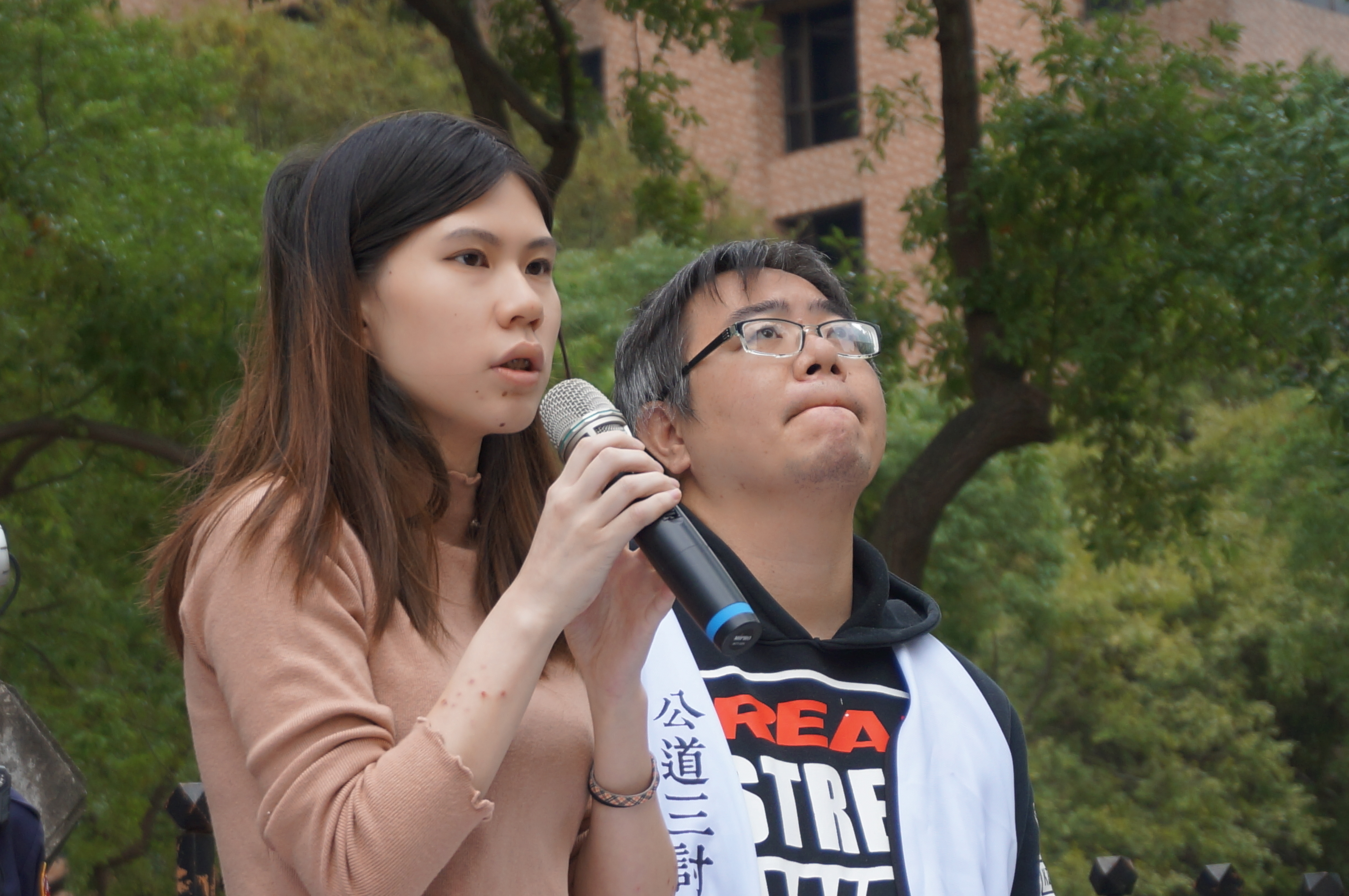 塭仔圳反迫遷連線林怡蓁表示，所有土地爭議案都會緊盯這次聽證會的舉辦，「究竟是過過水、打假球？讓程序過了的『假聽證』，還是可以實質釐清公益性與必要性的真聽證？我們都等著看。」